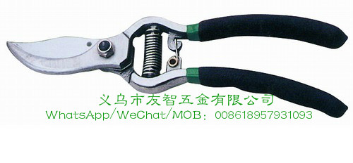 Pruning shears with pruning shears.