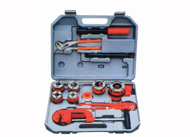 Plumbing tool set, type 62
Content: ratchet die stock: 1/4”,
3/8”, 1/2”, 3/4”, 1”, 1-1/4” Water pump pliers 10”
Pipe cutter 10-60mm
Bent nose pipe wrench 1”
Teflon tape